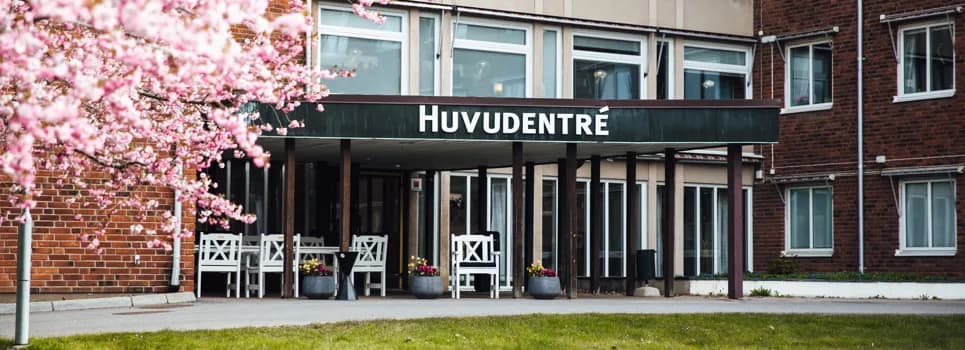 En byggnad med en sittgrupp utanför
