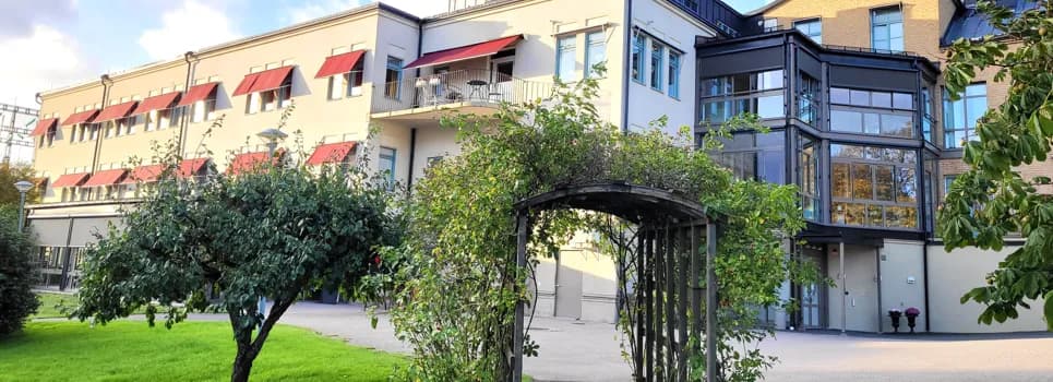 En byggnad i en trädgård
