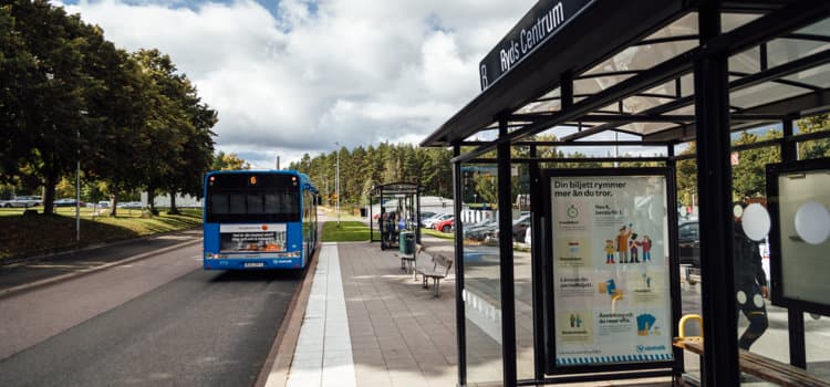 En busshållplats med en buss parkerad vid sidan av vägen