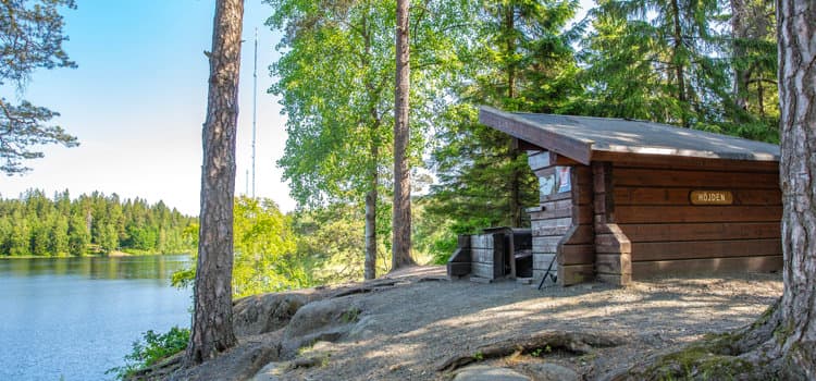 Grillplats med tillhörande vindskydd på Billingen