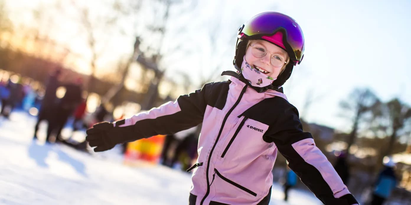 En flicka som åker snowboard.