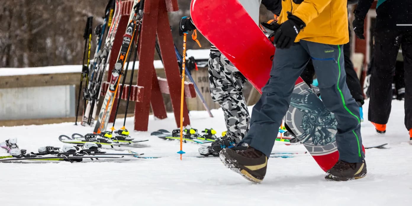 En person som bär en snowboard.