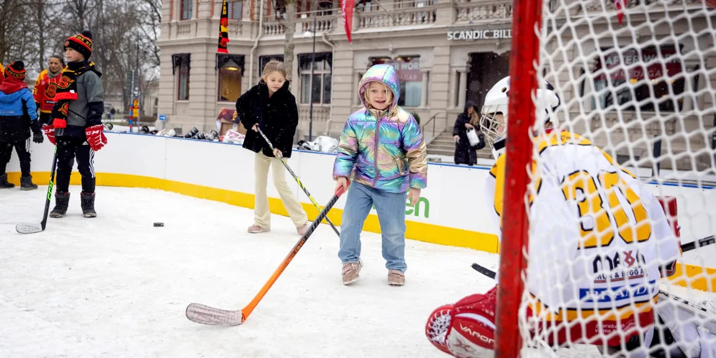 En grupp små barn som spelar ishockey.