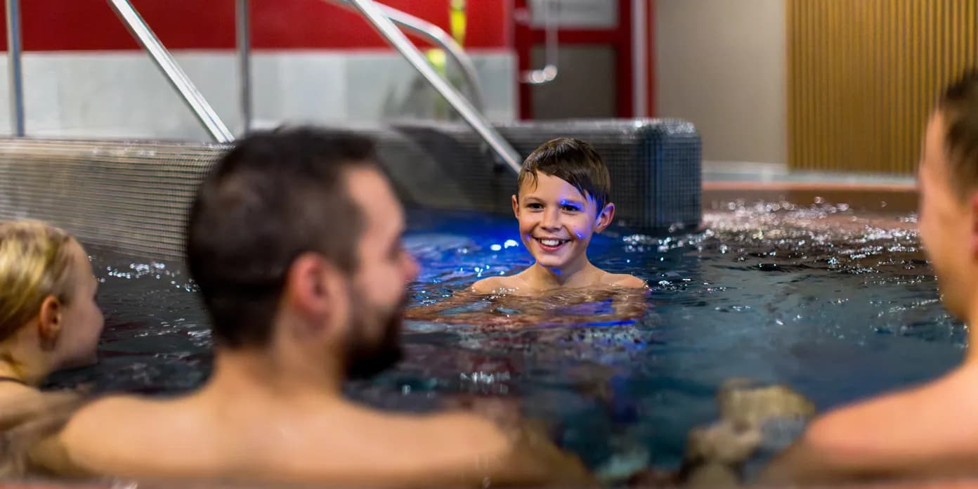 En grupp människor i en bubbelpool.