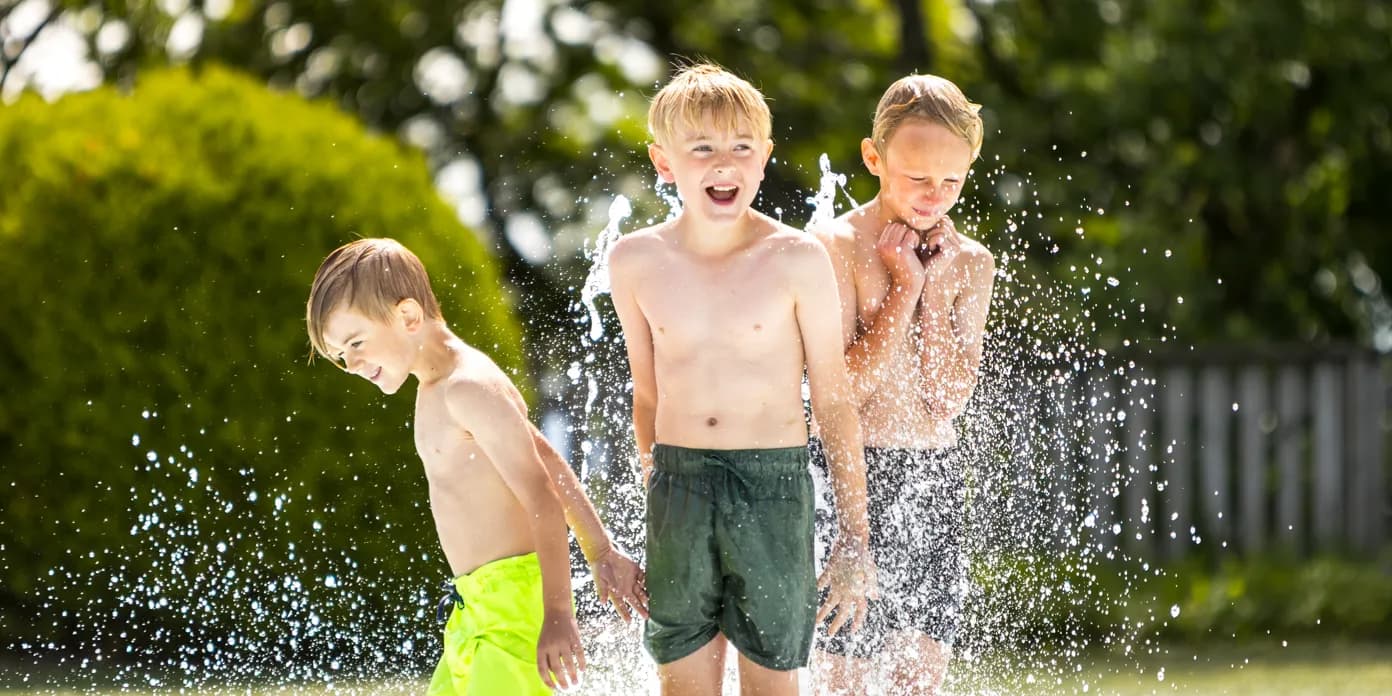 Tre pojkar som leker på Billingebadet