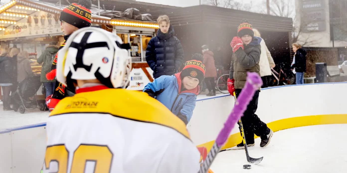 En grupp ungdomar som spelar en match i ishockey.