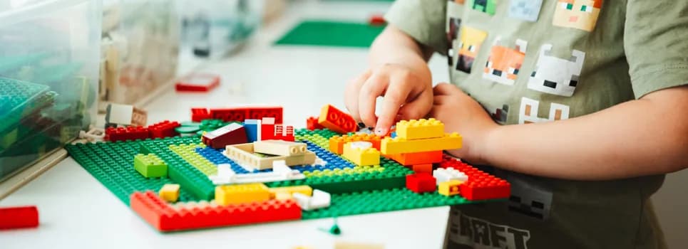 Barn bygger med lego