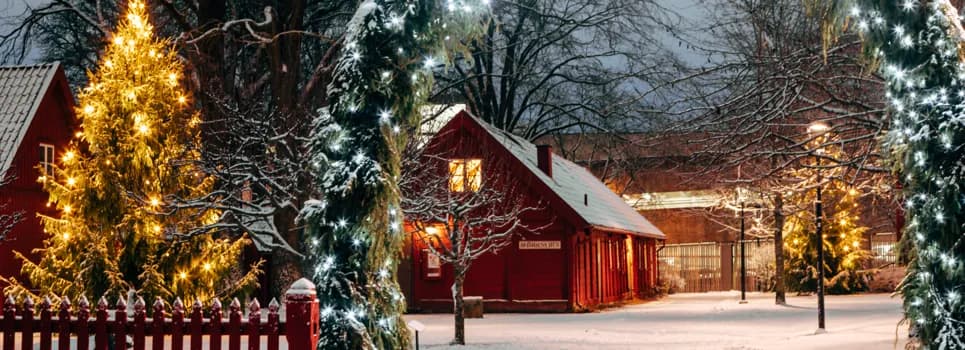 Ett rött hus med en julgran på framsidan.
