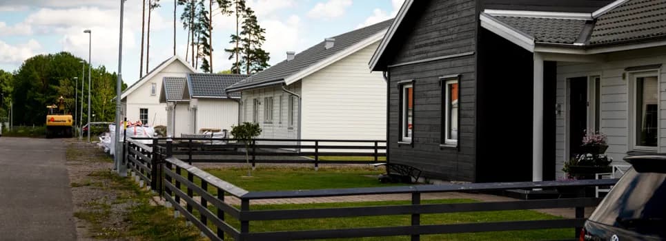 Några hus som ligger bredvid varandra.