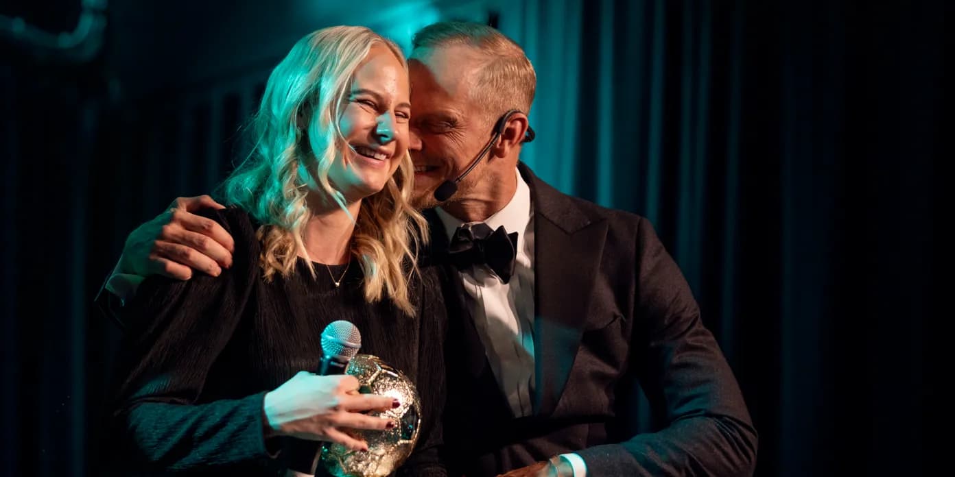 Två personer på en scen