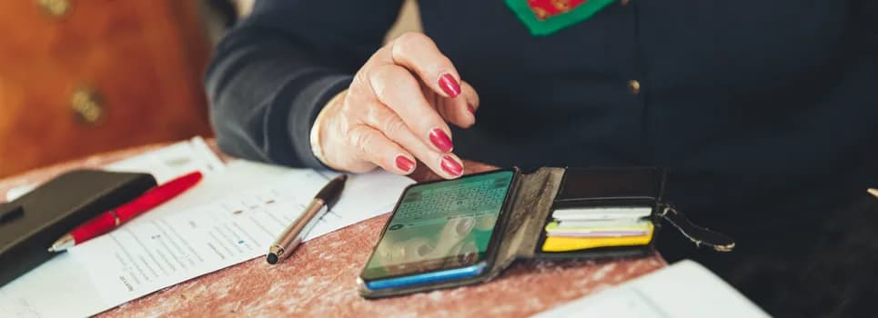 Hand som knappar på mobiltelefon