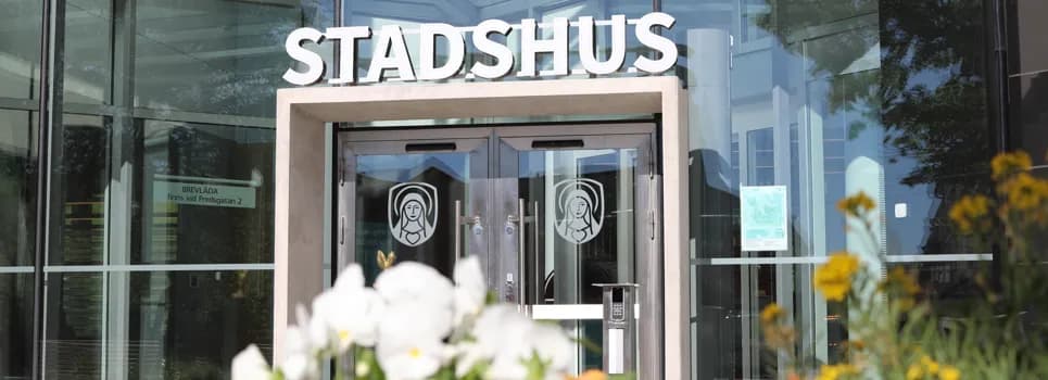 En byggnad med en skylt där det står stadshus.