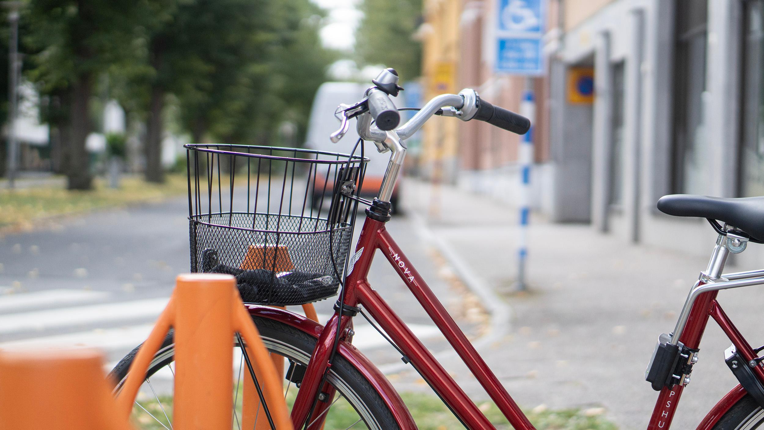 Cykel i cykelställ.
