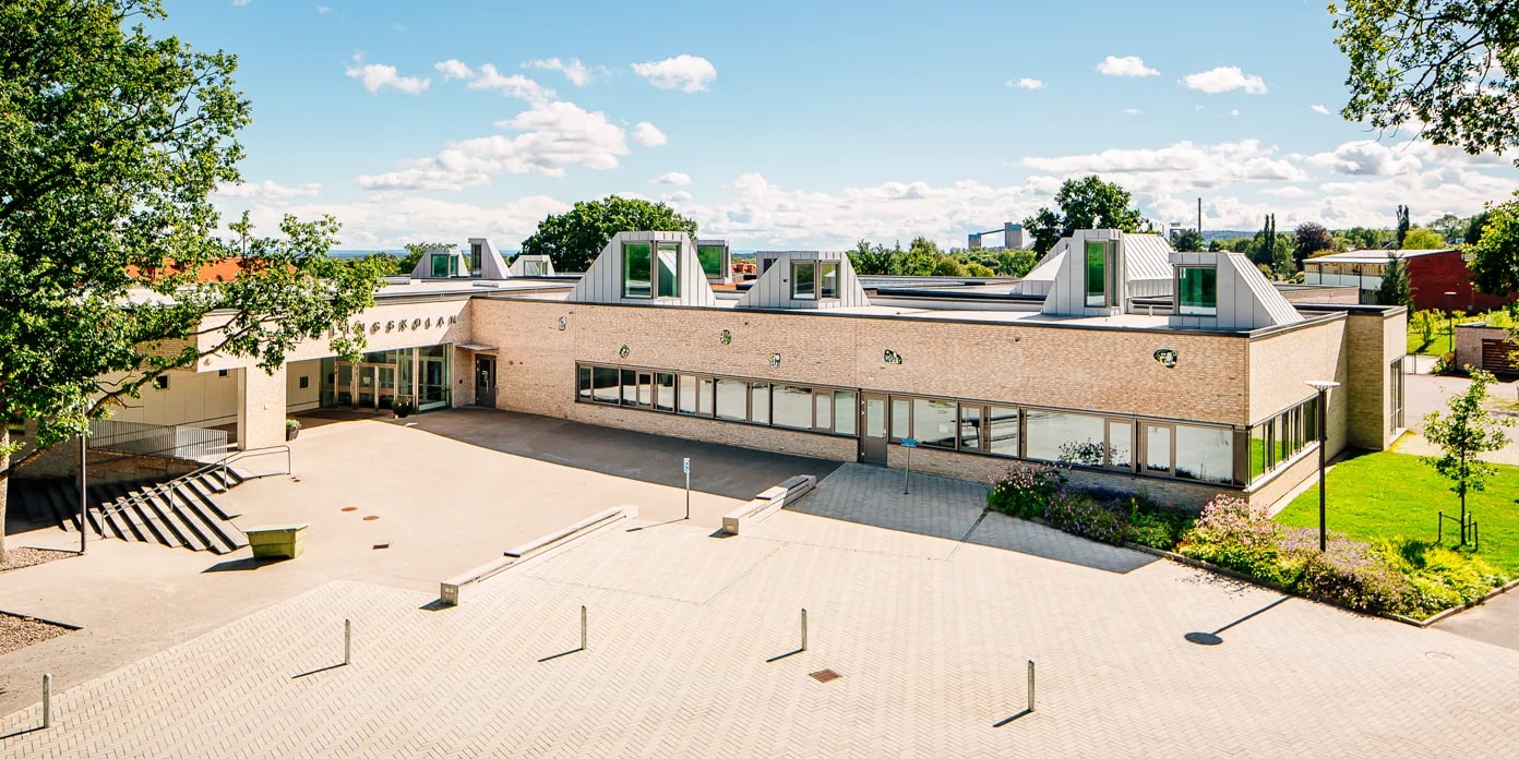 En flygbild av en skolbyggnad