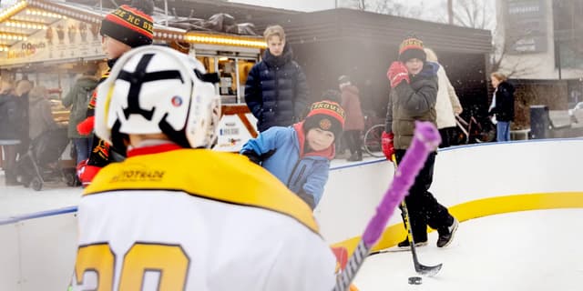 En grupp ungdomar som spelar en match i ishockey.