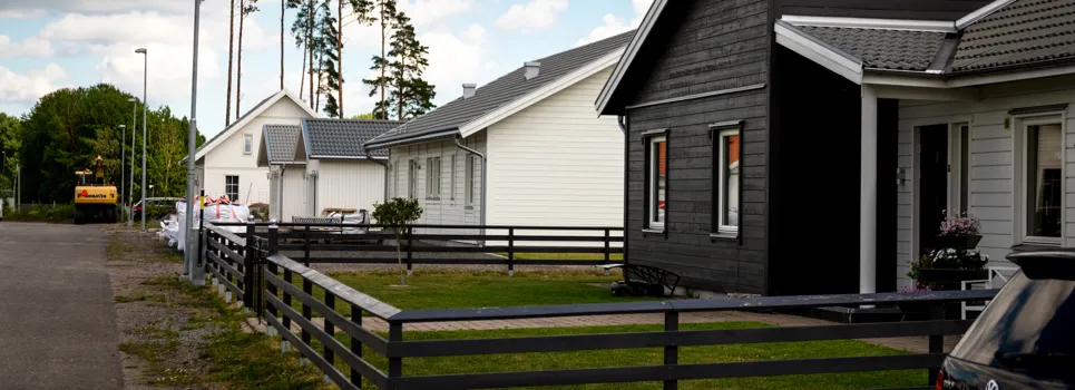 Några hus som ligger bredvid varandra.
